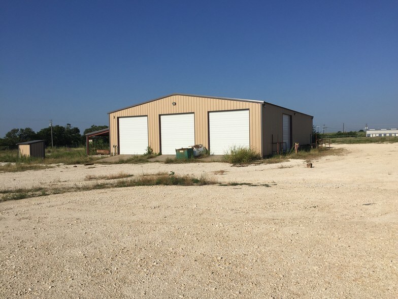 More Photos Of 6750 W 67 Hwy, Cleburne Warehouse For Lease