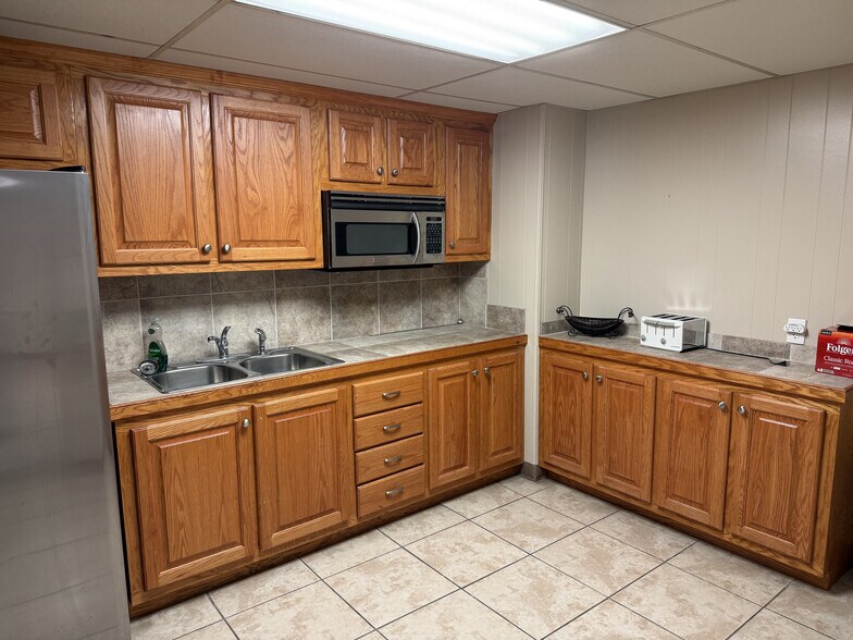 More Photos Of 718 Hangar Dr, New Iberia Warehouse For Sale