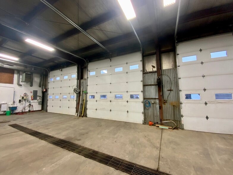More Photos Of 3400 W Kiehnau Ave, Milwaukee Light Distribution For Lease