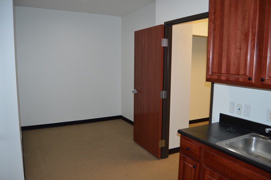 More Photos Of 128 County Line Rd, Westerville Office For Lease