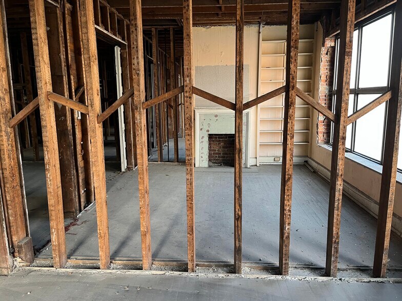 More Photos Of 901 Madison Ave, Toledo Storefront Retail Residential For Lease