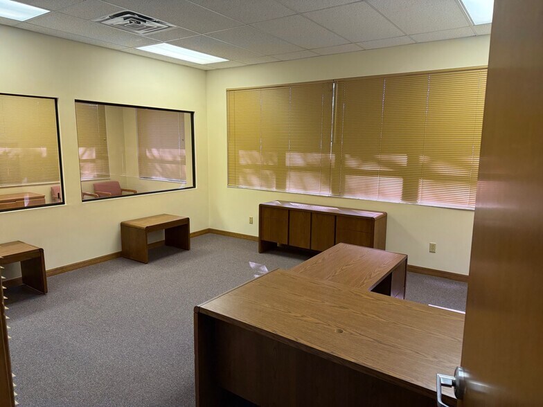 More Photos Of 4190 Corporate Ct, Palm Harbor Warehouse For Lease