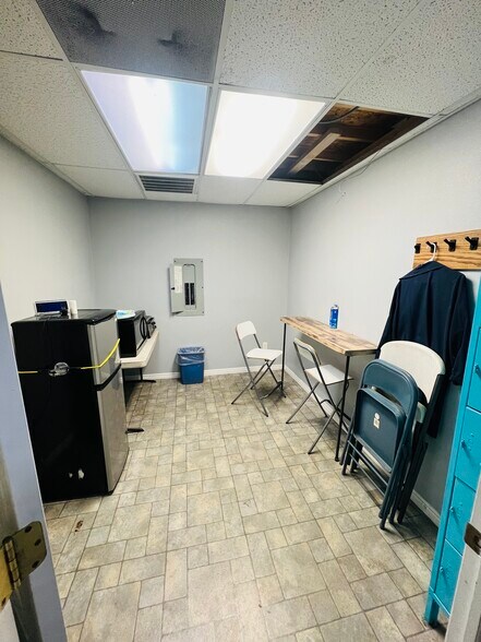 More Photos Of 590 N Main St, Leeds Manufacturing For Sale