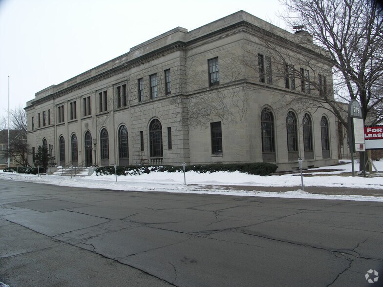 More Photos Of 219 E Washington Ave, Oshkosh Office For Sale