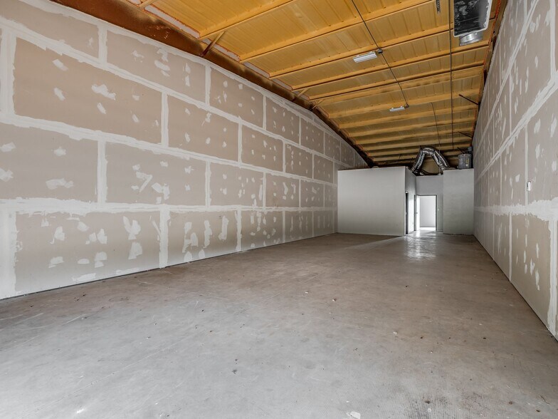 More Photos Of 3303 NE 23rd St, Oklahoma City Sports And Entertainment For Sale
