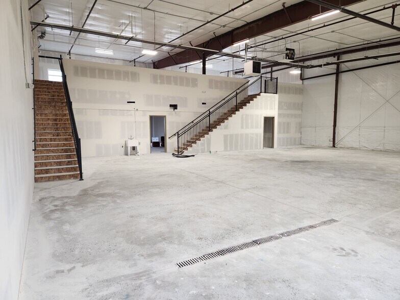 More Photos Of 1107 Southgate, Windsor Manufacturing For Lease