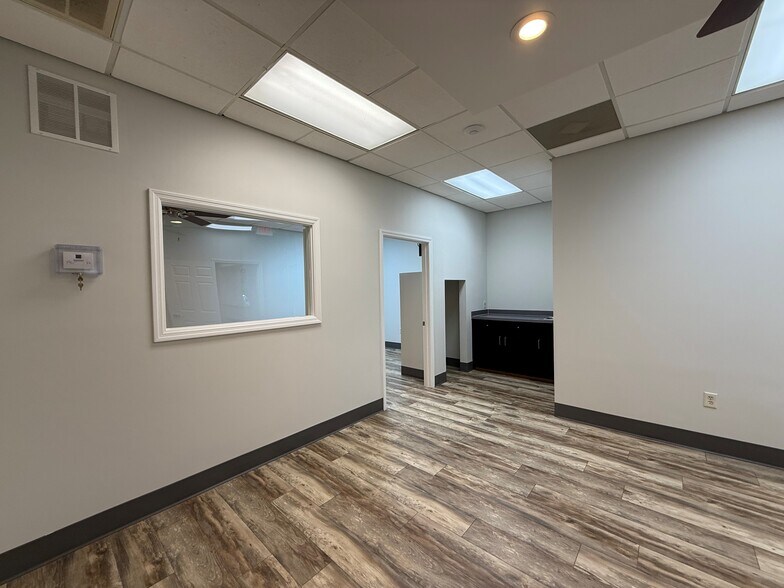 More Photos Of 104-A Commerce Pl, Goose Creek Flex For Lease