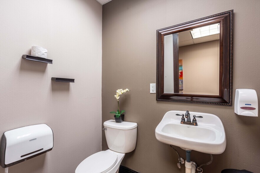 More Photos Of 7001 Westwind Dr, El Paso Office Residential For Lease