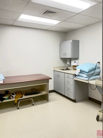 More Photos Of 15 Palomba Dr, Enfield Medical For Sale