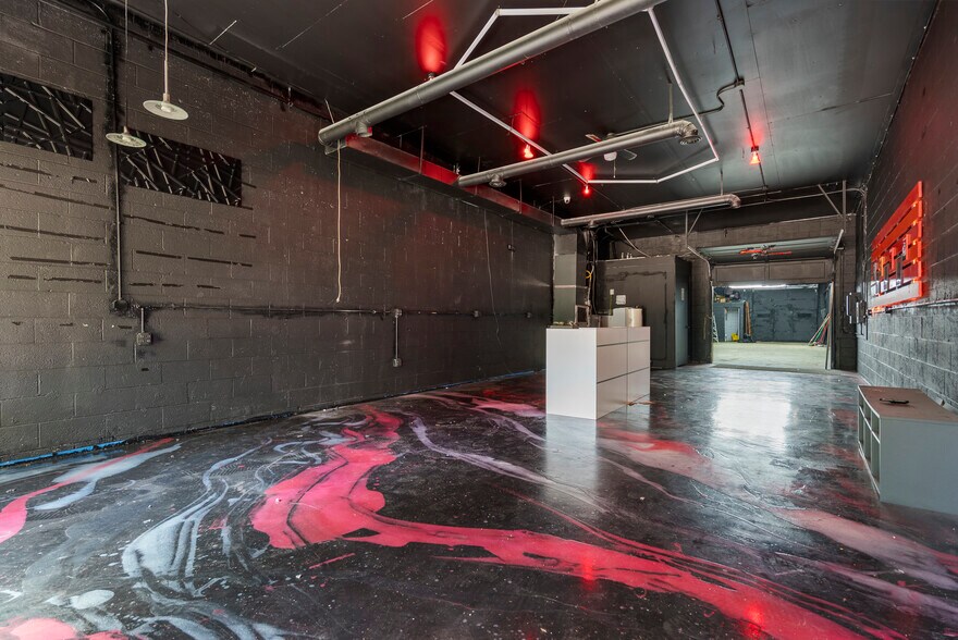 More Photos Of 1006 W 14 Mile Rd, Clawson Storefront For Lease