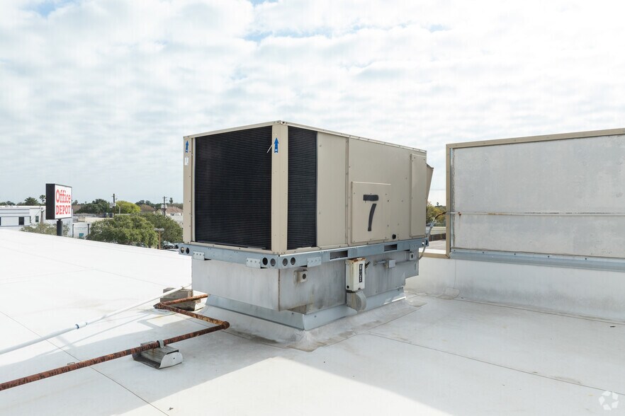 More Photos Of 1737 S Staples St, Corpus Christi Freestanding For Sale