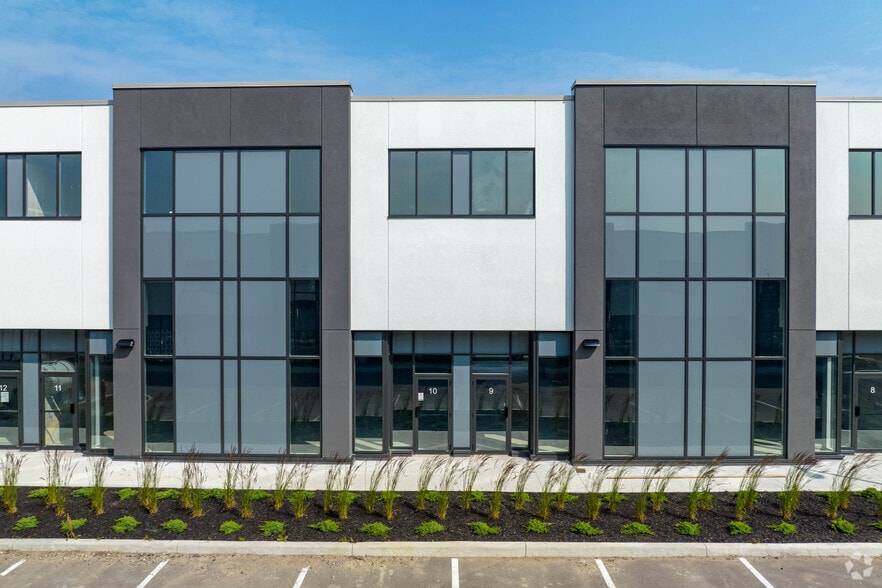 More Photos Of 5260 Solar Dr, Mississauga Warehouse For Lease