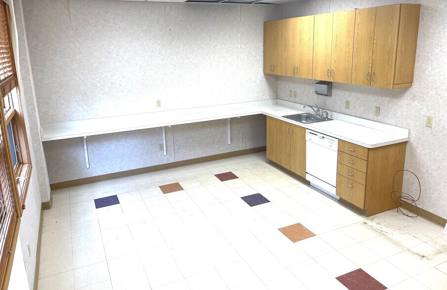 More Photos Of 830 W Lake Lansing Rd, East Lansing Medical For Lease