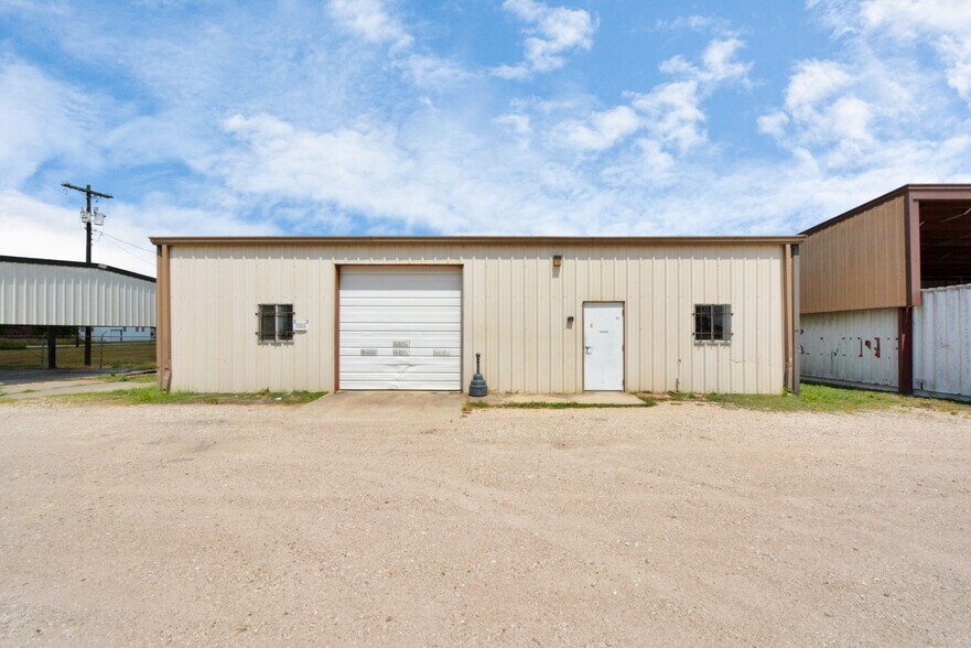 More Photos Of 1500 W Highway 6, Alvin Truck Terminal For Lease