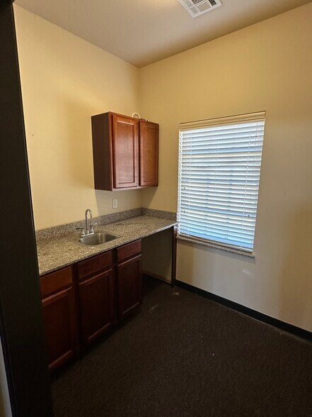 More Photos Of 10404 Vineyard Blvd, Oklahoma City Unknown For Lease