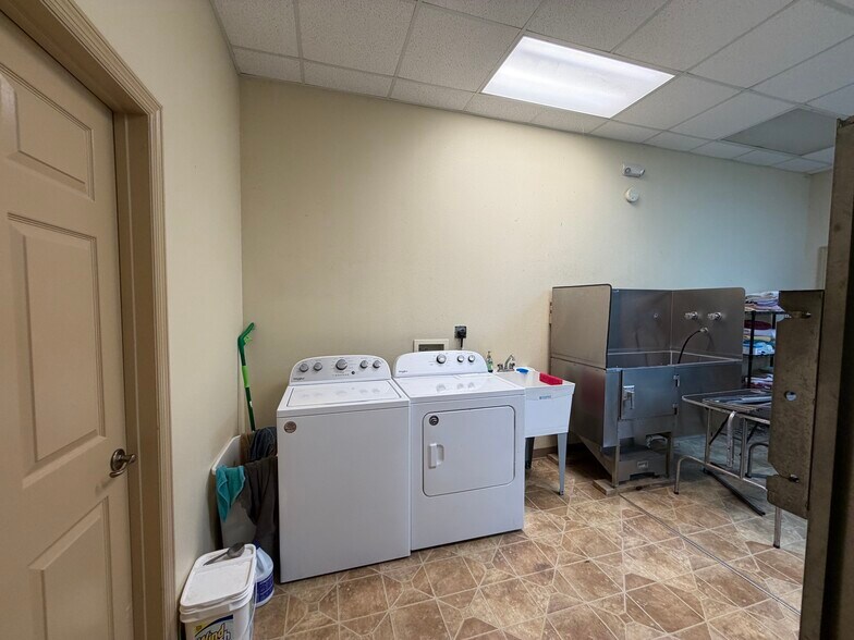 More Photos Of 1220 Hand Ave, Ormond Beach Showroom For Lease