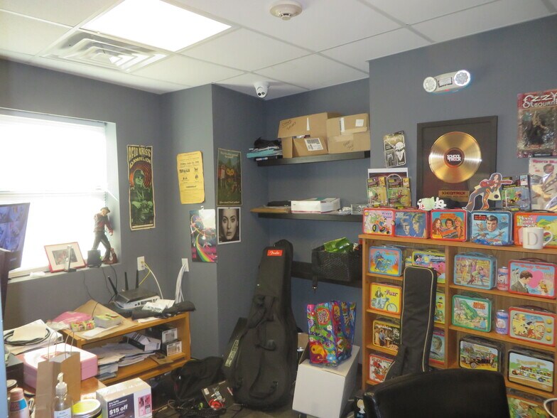 More Photos Of 1 W Main St, Somerville Freestanding For Lease