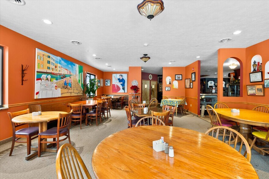 More Photos Of 212 Main St, Oneida General Retail For Sale