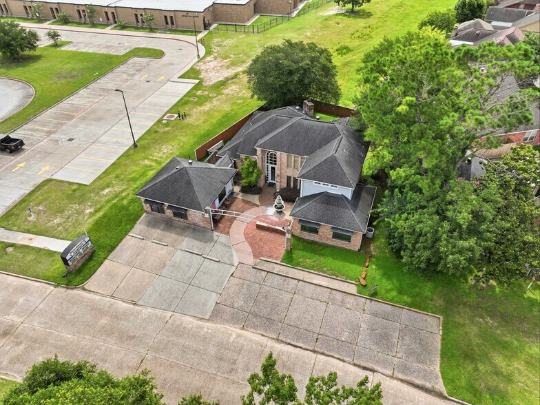 More Photos Of 13700 Lakewood Forest Dr, Houston Office For Sale
