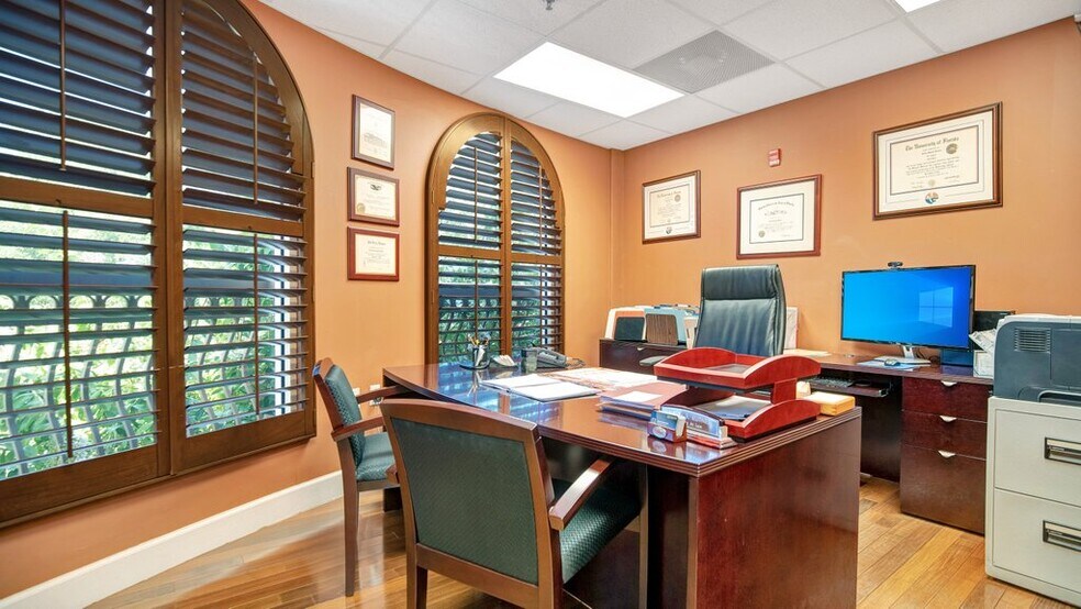 More Photos Of 260 Lookout Pl, Maitland Medical For Sale