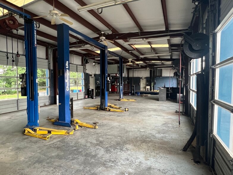 More Photos Of 13715 NC 50 Hwy N, Willow Spring Auto Repair For Lease
