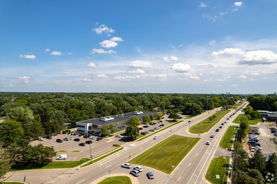 More Photos Of 32000 Northwestern Hwy, Farmington Hills Office For Lease