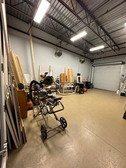 More Photos Of 7901 Kingspointe Pky, Orlando Showroom For Sale