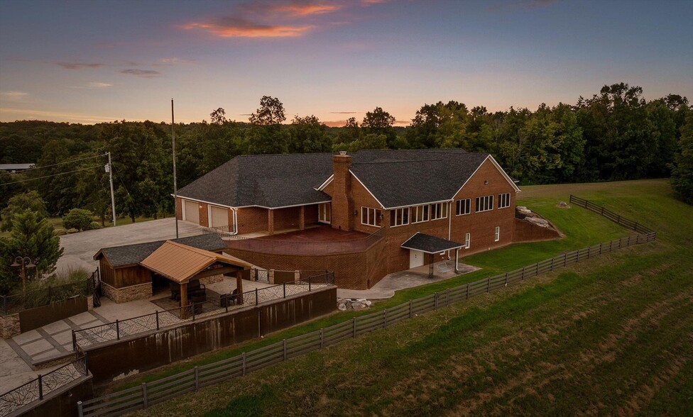 More Photos Of 1020 Thomas Rd, Benton Multifamily For Sale