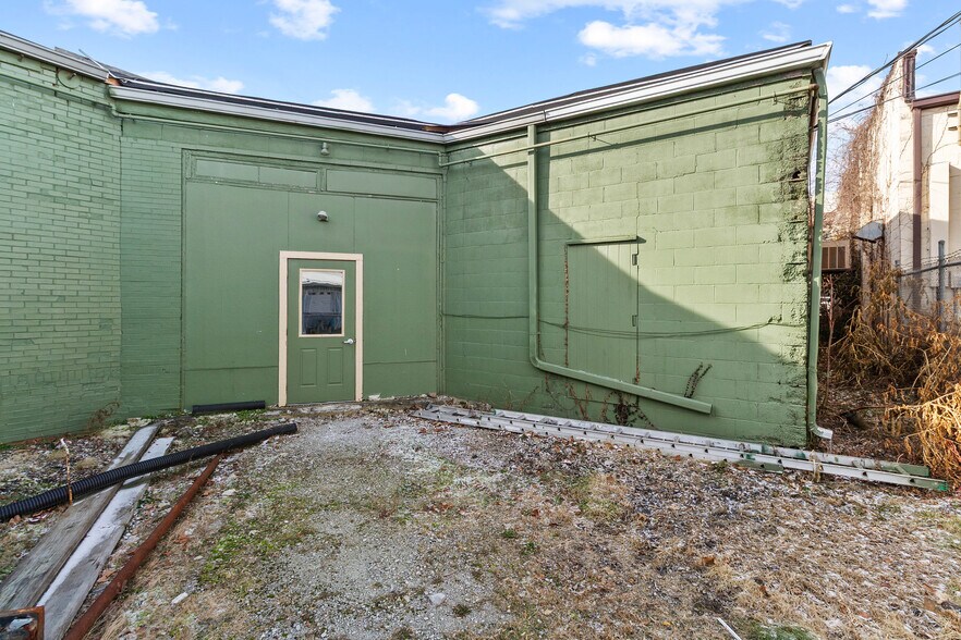 More Photos Of 147 S Springfield St, Saint Paris General Retail For Sale