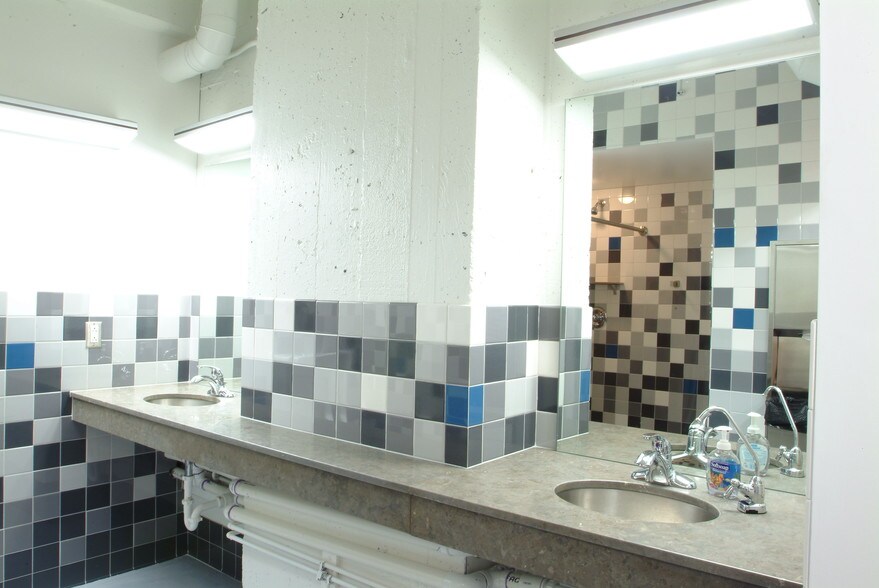More Photos Of 416-422 Admiral Blvd, Kansas City Office For Lease