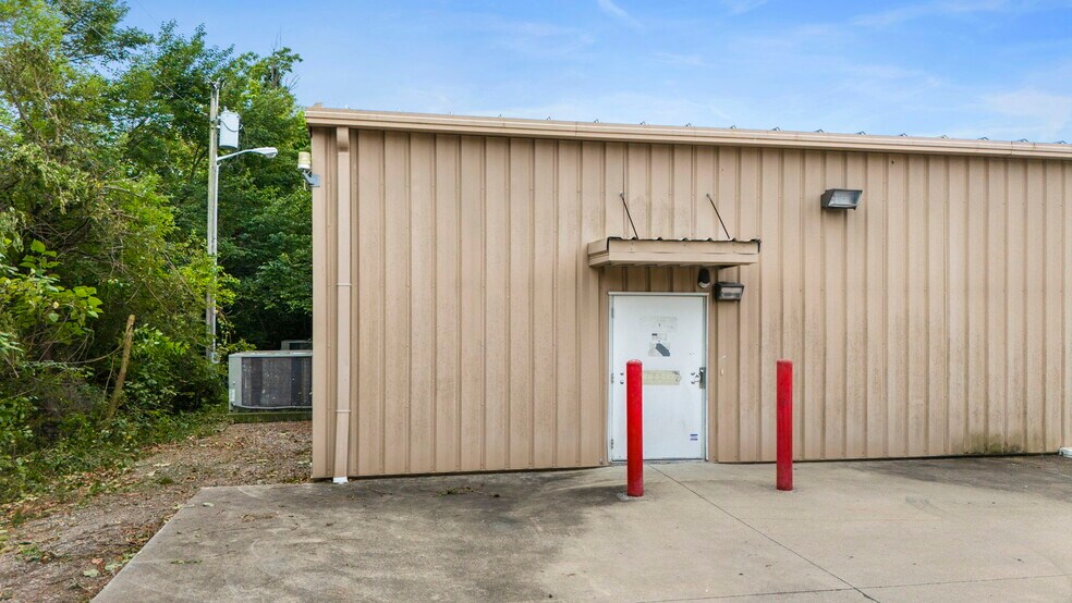 More Photos Of 395 N Gardner St, Scottsburg Freestanding For Sale