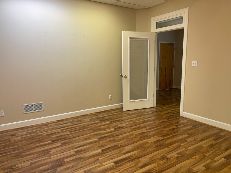 More Photos Of 3801 Springhurst Blvd, Louisville Medical For Lease