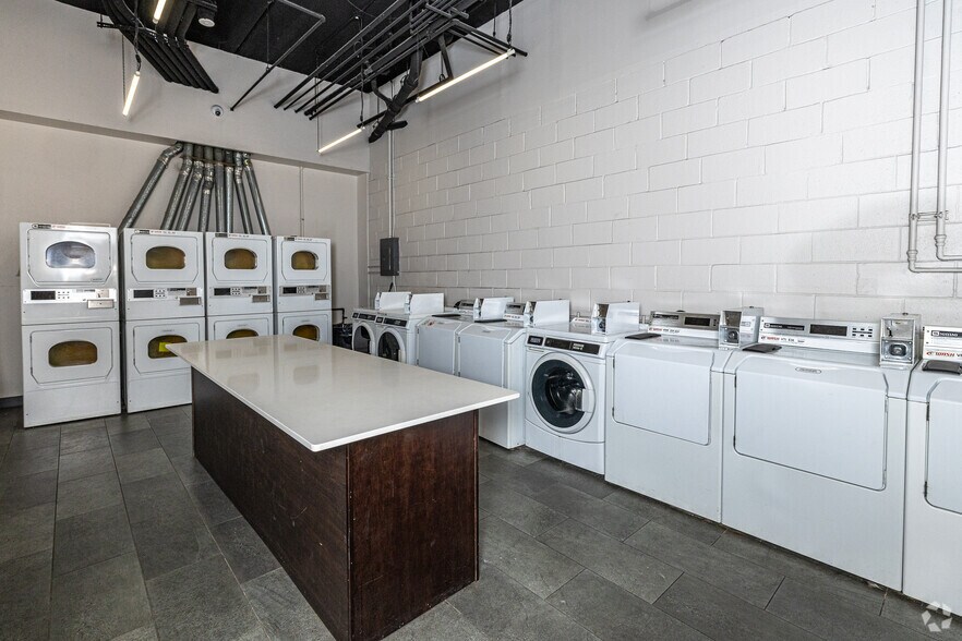 More Photos Of 2863-2867 S Kinnickinnic Ave, Milwaukee Apartments For Lease