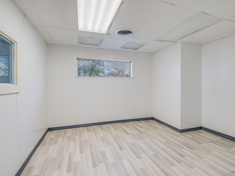 More Photos Of 2230 W Southcross Blvd, San Antonio Office For Lease