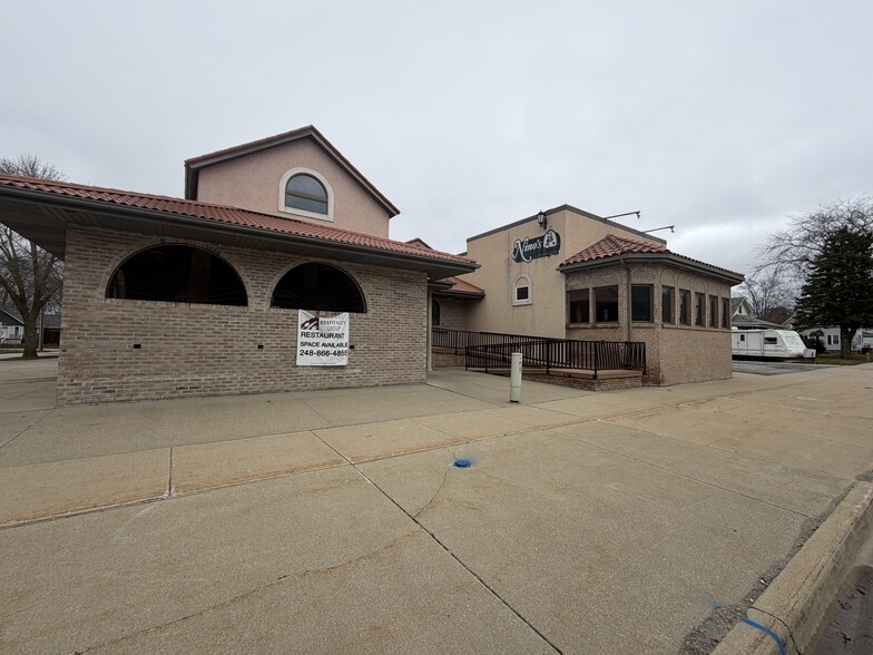 More Photos Of 1705 Columbus Ave, Bay City Restaurant For Sale