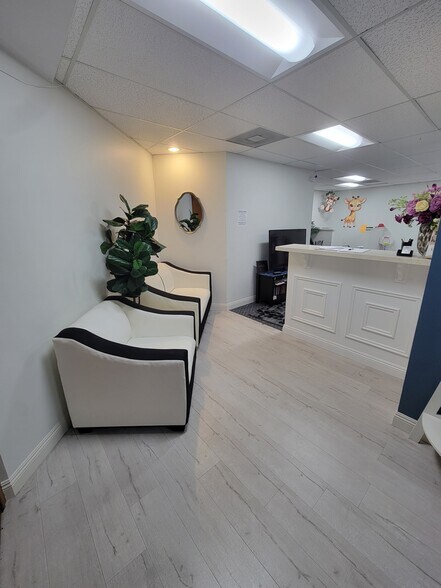 More Photos Of 22148 Sherman Way, Canoga Park Office For Lease