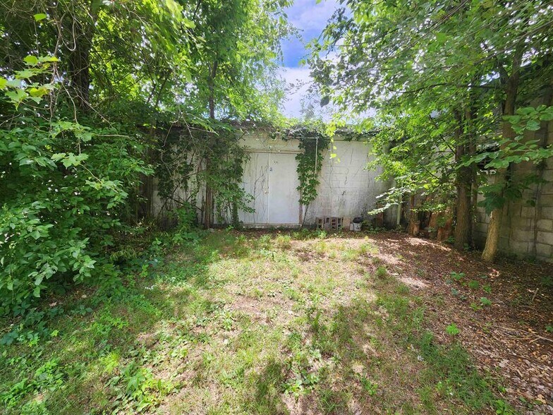 More Photos Of 207 Exchange st, Blue River Warehouse For Sale