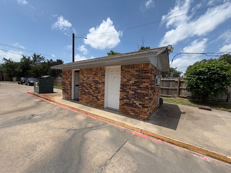 More Photos Of 2266 W Oak St, Denton Apartments For Sale
