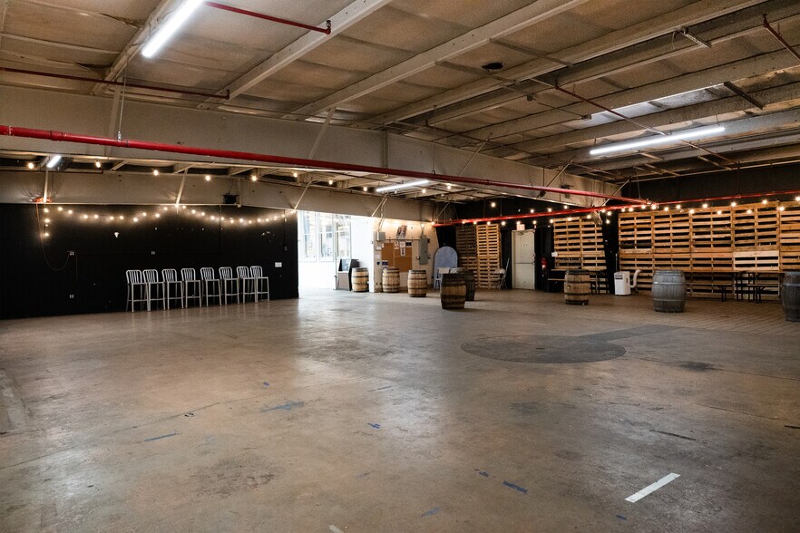 More Photos Of 95 Woodrock Rd, Weymouth Warehouse For Lease