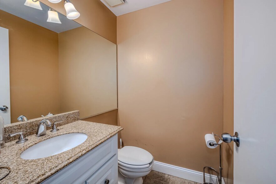 More Photos Of 1551 Kellum Pl, Mineola Office For Sale