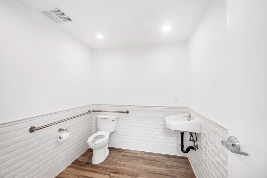 More Photos Of 1939 S Santa Fe Ave, Los Angeles Showroom For Lease