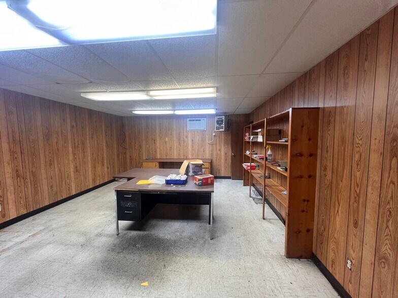 More Photos Of 13207 Highway 6, Santa Fe Auto Repair For Lease