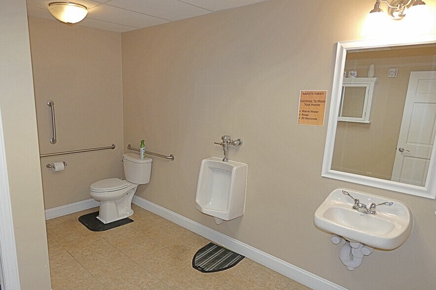 More Photos Of 10 W Main St, Lancaster Flex For Lease