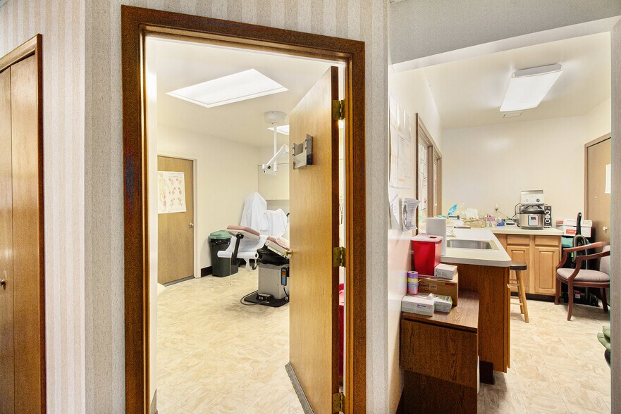 More Photos Of 1121-1127 Villa Linde Ct, Flint Medical For Sale