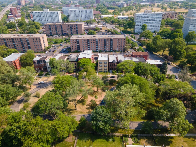 More Photos Of 619 E Groveland Park, Chicago Apartments For Sale