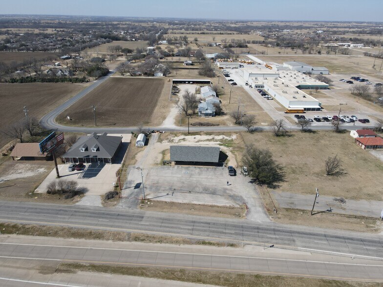 More Photos Of 103 S Stemmons St, Sanger Office For Lease