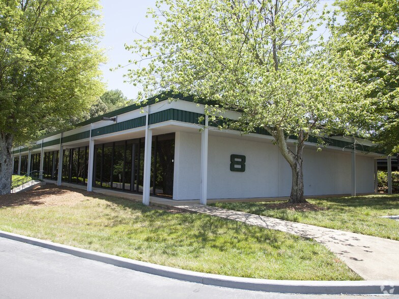 More Photos Of 25 Woods Lake Rd, Greenville Unknown For Lease