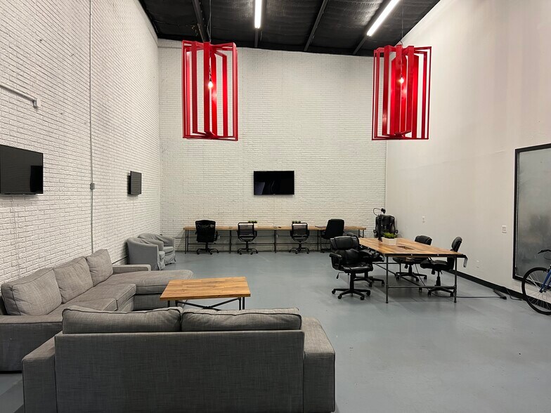 More Photos Of 4718-4720 Iberia Ave, Dallas Warehouse For Lease