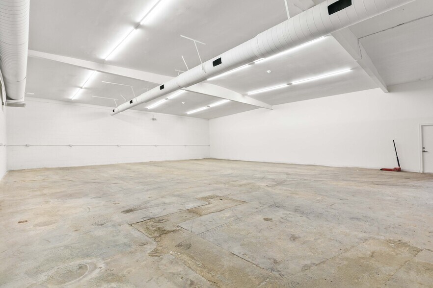 More Photos Of 11834-11836 Vose St, North Hollywood Warehouse For Lease