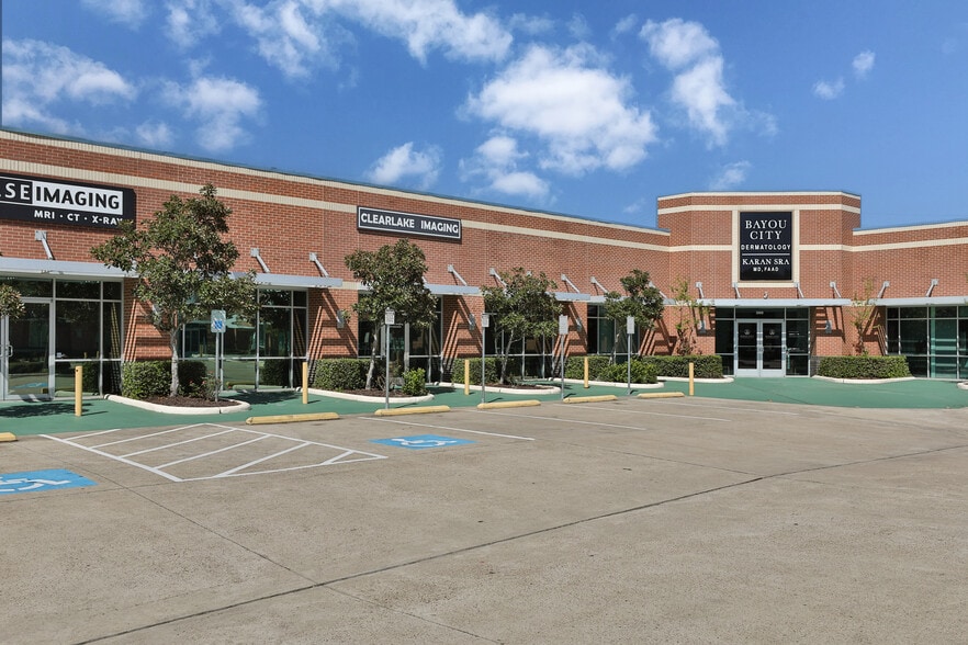 More Photos Of 202 N Texas Ave, Webster Medical For Lease